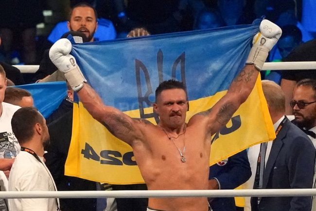 Oleksandr Usyk vencedor de Daniel Dubois, gkot 9, retuvo campeonatos mundiales de peso completo de la AMB, OMB y FIB, del 260823 en Wrocklaw, Polonia