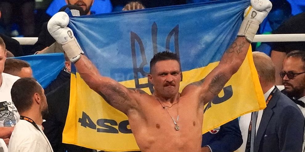 Oleksandr Usyk vencedor de Daniel Dubois, gkot 9, retuvo campeonatos mundiales de peso completo de la AMB, OMB y FIB, del 260823 en Wrocklaw, Polonia