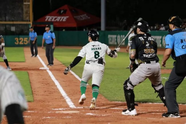 Olmecas de Tabasco vs. Leones de Yucatán, juego 2 primer play off, serie empatada, 8×1, del 090823 en Villahermosa, Leo Heras con Sebastián Valle