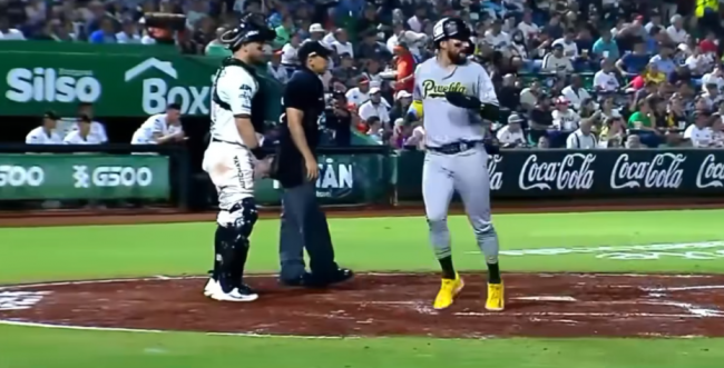 Pericos de Puebla vs. Leones de Yucatán, juego 1 serie del sur, 3×1, del 280823 en Mérida, Drew Stankiewicz anotando carrera del gane, empujado por Cristhian Adames