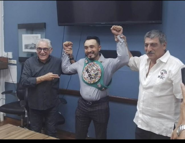 Silverio Chamaco Ortiz, recibiendo cinturón interino súperligero del CMB, 10 años después de ganarlo con Armando Chato Robles, del 290823