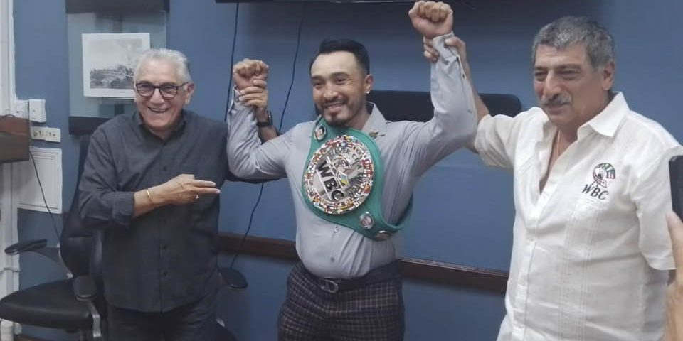 Silverio Chamaco Ortiz, recibiendo cinturón interino súperligero del CMB, 10 años después de ganarlo con Armando Chato Robles, del 290823