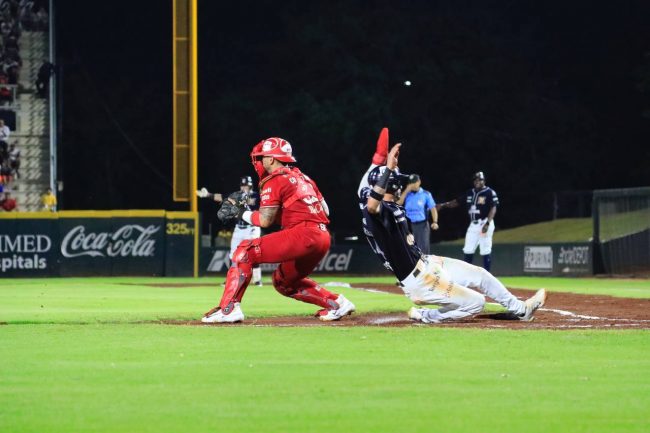 Tigres de Quintana Roo vs. Diablos Rojos del México, juego 3, 1er play off, ventaja 2-1 Tigres, 3×2, 7 del 110823 en Cancún, Luis Barrera anotando la 1a carrera de los Tigres en la 1a
