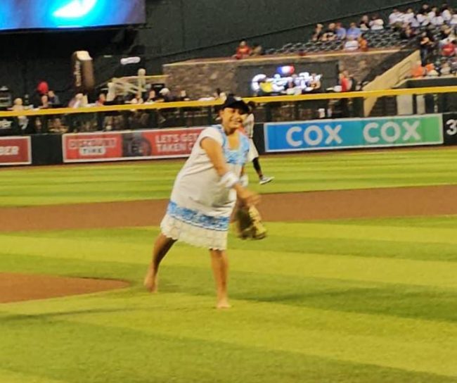 Citlali Poot, primera yucateca en lanzar la primera bola de un partido de Grandes Ligas, del 180923 en Phoenix, Chase Field, previo juego Arizona Diamond Backs y Gigantes de San Francisco