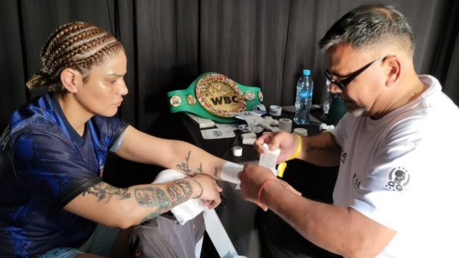 Diego Arua con Sabrina Pérez, entrenador argentino, fallecido en plena pelea de su boxeadora contra la australiana Sky Britanny Nicolson, por infarto, del 150923 en Tijuana