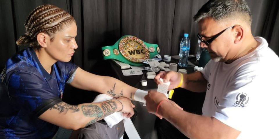 Diego Arua con Sabrina Pérez, entrenador argentino, fallecido en plena pelea de su boxeadora contra la australiana Sky Britanny Nicolson, por infarto, del 150923 en Tijuana