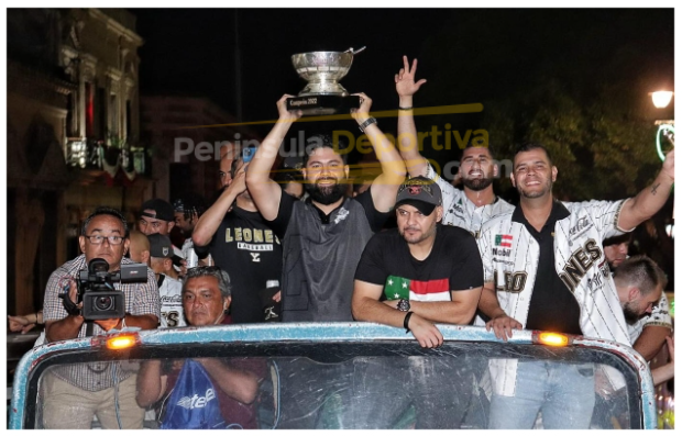 Erick Arellano Hernández con Juan José Arellano Hernández, Édgar Tun, Wálter Ibarra, desfile de campeones, del 200922 en Mérida, con marca de agua