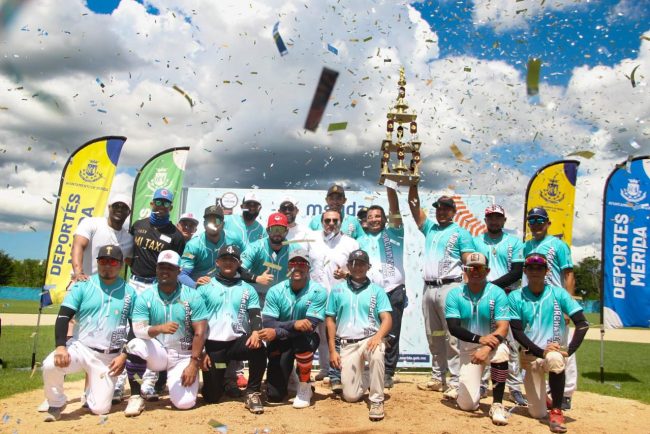 Horchateros de Yaxkukul reciben trofeo campeones división municipal torneo metropolitano, pasan a la Liga Meridana, del 100923 con jesús Aguilar Aguilar