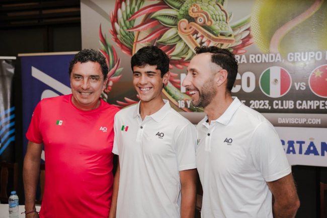 Leonardo Lavalle con Rodrigo Pacheco y Santiago González, presentación Copa Davis México-China, del 120923 en Club Campestre de Mérida
