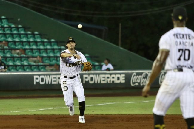 Leones de Yucatán vs. Algodoneros del Unión Laguna, juego 68, 2o de la serie, serie empatada, 6×3 11 del 130722 en Mérida, Josh Fuentes con Onelki García