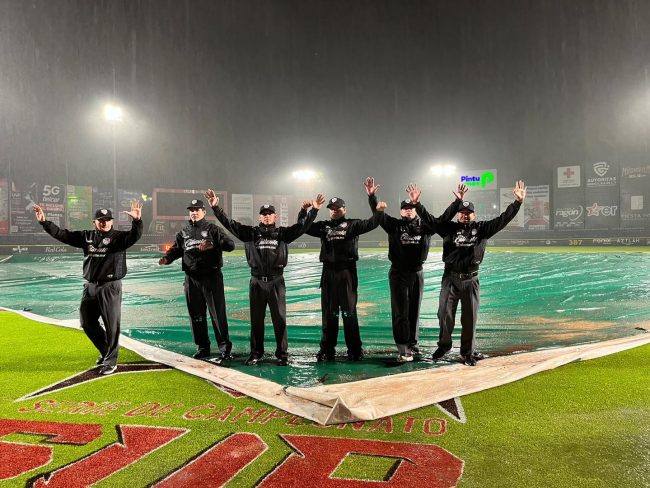 Leones de Yucatán vs. Pericos de Puebla, juego 3, serie final del sur, juego inconcluso por lluvia en la 7a entrada, Leones ganaban 4×1, del 310823 en Puebla, umpires posponiendo