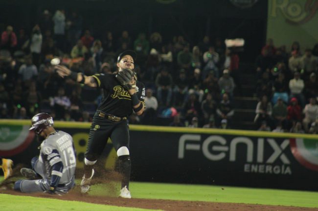 Pericos de Puebla vs. Algodoneros del Unión Laguna, juego 3 serie del rey, ventaja Algodoneros 2-1, 8×2, 2 del 110923 en Puebla, Cristhian Adames con Allen Córdoba