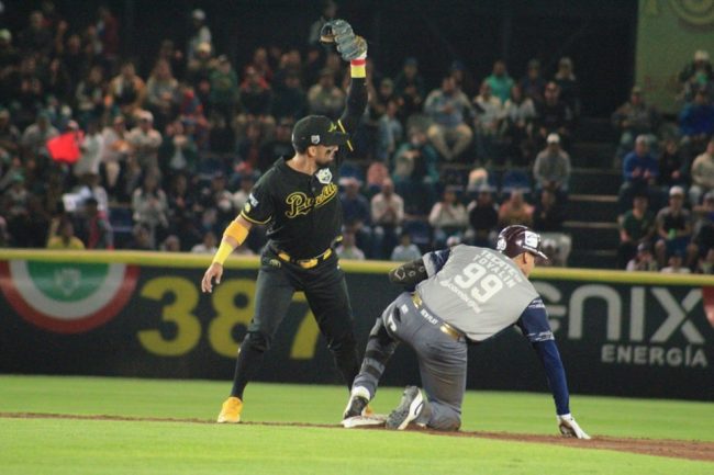 Pericos de Puebla vs. Algodoneros del Unión Laguna, juego 4 de la serie del rey, serie empatada 2-2, 4×2, 4 del 120923 en Puebla, Cristhian Adames con Adrián Tovalín