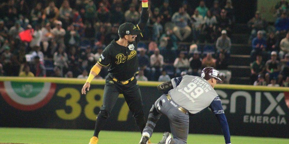 Pericos de Puebla vs. Algodoneros del Unión Laguna, juego 4 de la serie del rey, serie empatada 2-2, 4×2, 4 del 120923 en Puebla, Cristhian Adames con Adrián Tovalín