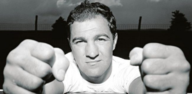 Rocky Marciano con puños al frente