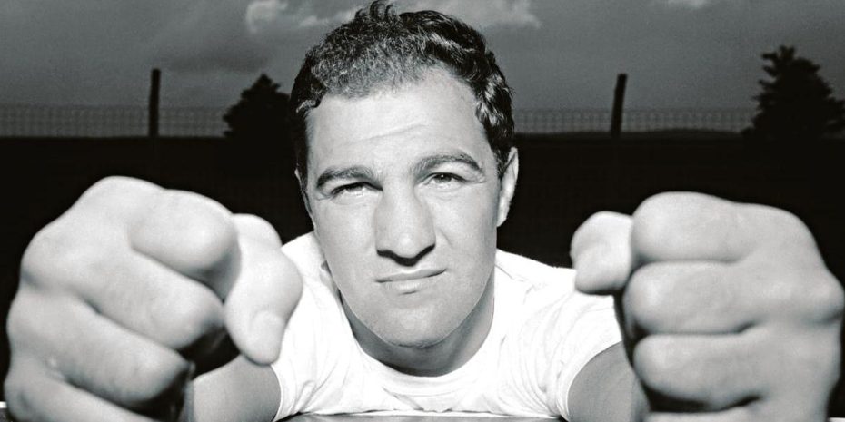 Rocky Marciano con puños al frente