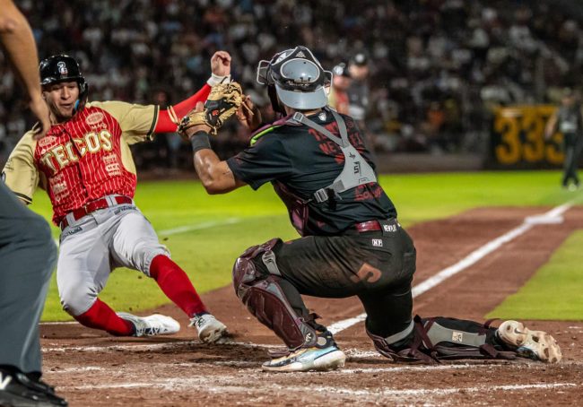 Tecolotes de los dos Laredos vs. Algodoneros de Unión Laguna, juego 5, ventaja Laguna 3-2, 5×4, 1 del 030923 en Torreón, Henry Gatewood, anotando a hit a Cade Gotta