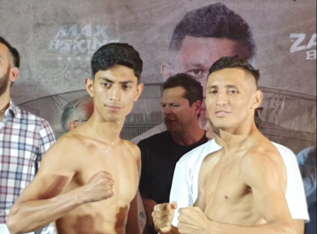 Ángel Camaleón Ayala pesaje vs. Félix Alvarado, del 131023 eliminatoria para sacar retador de peso mosca de la FIB en hotel Ybys Galerías, con Mario Abraham Xacur