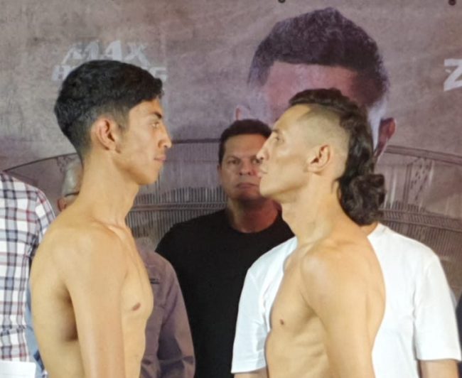 Ángel Camaleon Ayala pesaje vs. Félix Alvarado, eliminatoria para sacar retador al título mundial de la FIB, 1 del 131023 en Ybys Galerias con Mario Abraham Xacur.