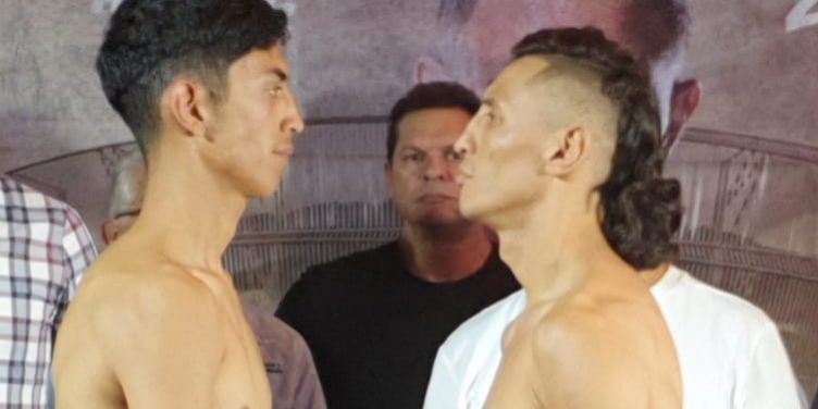 Ángel Camaleon Ayala pesaje vs. Félix Alvarado, eliminatoria para sacar retador al título mundial de la FIB, 1 del 131023 en Ybys Galerias con Mario Abraham Xacur.