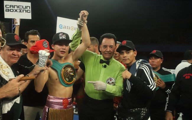 David General Cuéllar vencedor de Luis Nica Concepción gkot 8 del 131023 en Polifórum Benitp Juárez de Cancún con Guadalupe Lupe García, José ALberto Pepe Gómez ÁLvarez y José Chepo Reynoso