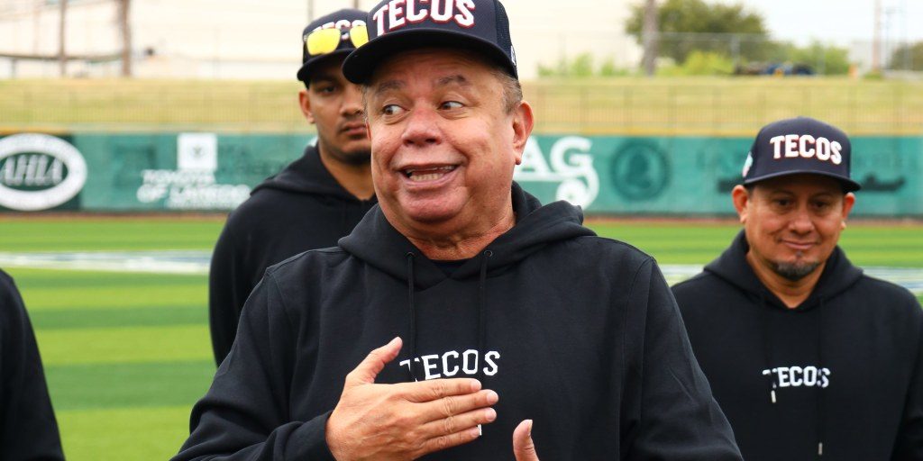 Félix Fermín con uniforme de los Tecolotes de los dos Laredos