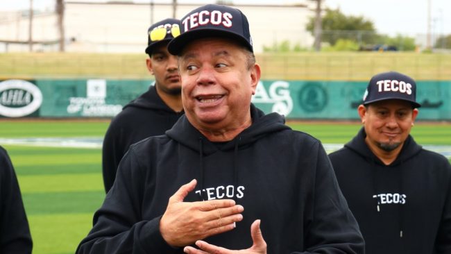 Félix Fermín con uniforme de los Tecolotes de los dos Laredos