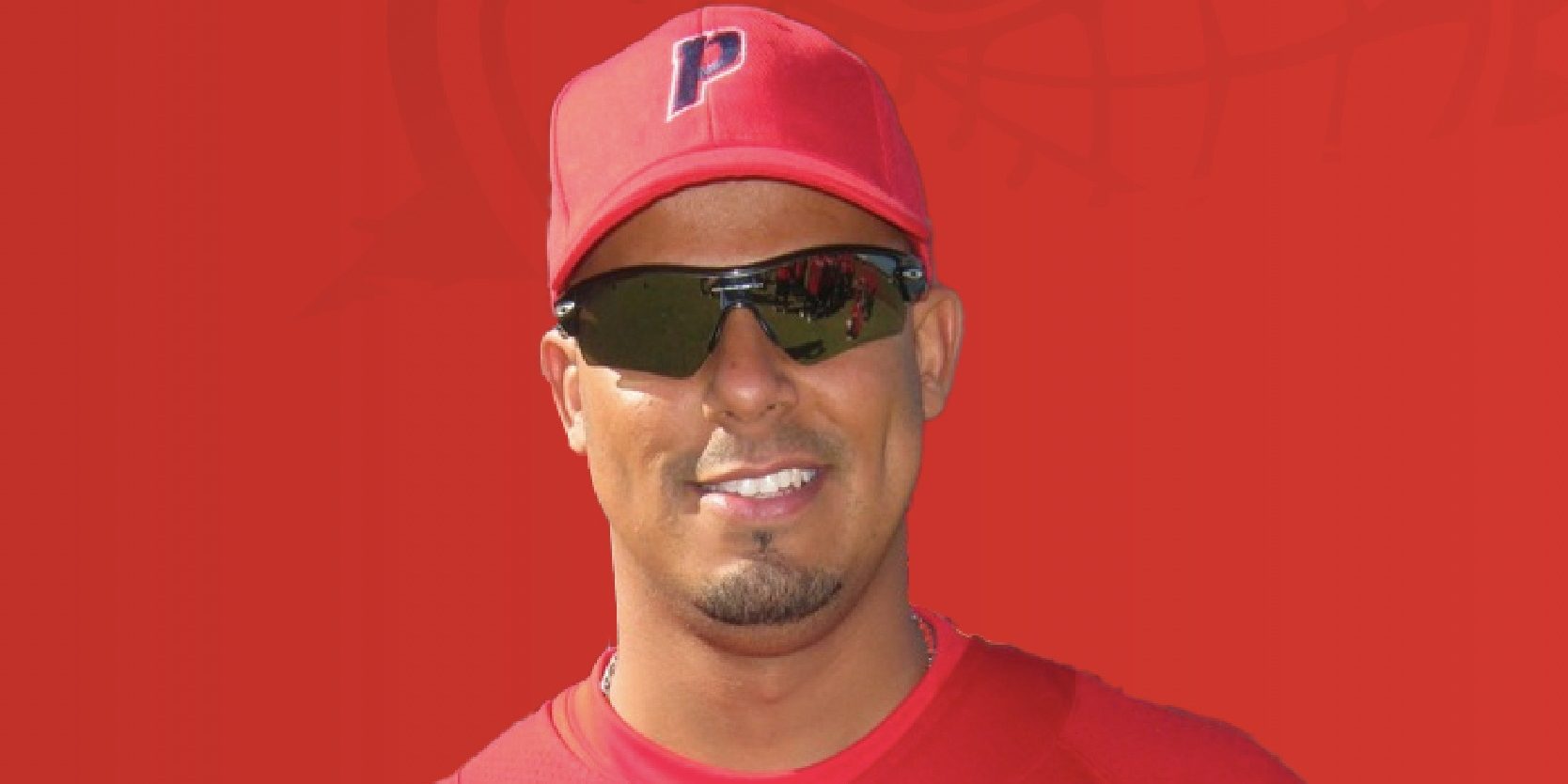 Luis Matos con cachucha de los Piratas de Campeche