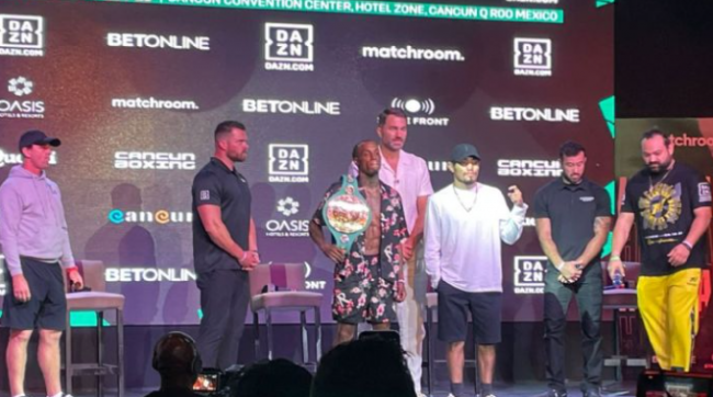O´Shaquie Foster con Eduardo Rocky Hernández y Eddie Hearn, conferencia de prensa del 261023 en Cancún, previa a su pelea del 281023 en Cancún