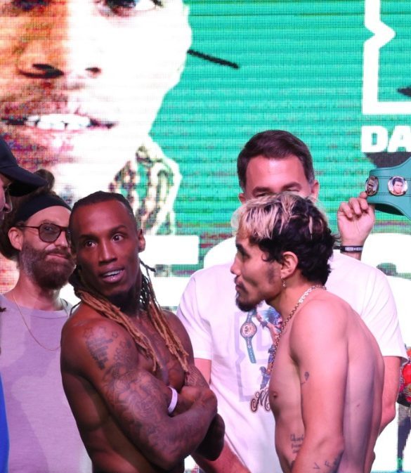 O´Shaquie Foster pesaje vs. Eduardo Rocky Hernández, defiende por vez primer el cetro mundial súperpluma del CMB, del 271023 en Cancún, con Eddie Hearn, David Diamante y José Alberto Pepe Gómez