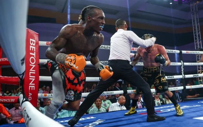 O´Shaquie Foster vs. Eduardo Rocky Hernández, gkot 12, del 281023 en Cancún, retuvo cetro mundial súperpluma del CMB, con réferi Héctor Afú