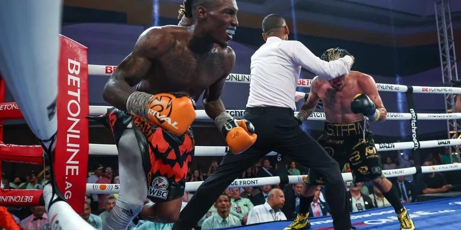 O´Shaquie Foster vs. Eduardo Rocky Hernández, gkot 12, del 281023 en Cancún, retuvo cetro mundial súperpluma del CMB, con réferi Héctor Afú