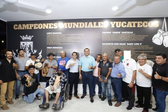 Renán Barrera con Édgar Sosa, Luis Chi, JUan Herrera, Adriano Baby Mendicutti, Henry Vidal Gijón, Jorge Cano, inauguración gimnasio municipal del 261027 en Mérida photoshopeada