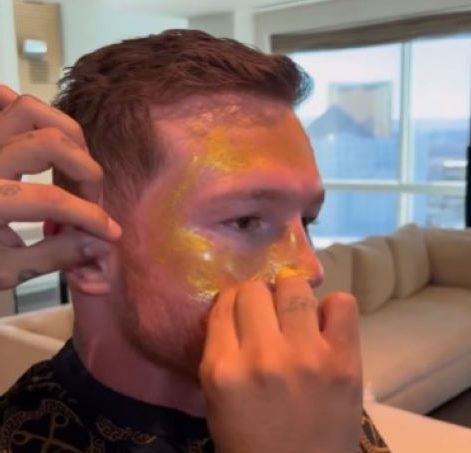 Saúl Canelo Álvarez con mascarilla de oro en septiembre 1 de 2023 en Las Vegas
