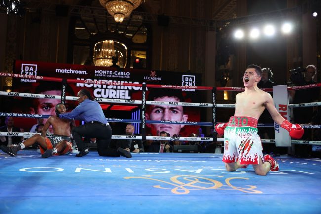 Adrián Curiel vs. sudafricano Sivanathi Nontshinga gkot 2, ganó campeonato mundial minimosca de la FIB, 2a defensa de Nontshinga, 1 del 041123 en Casino de Montecarlo con réferi Sparkle Lee