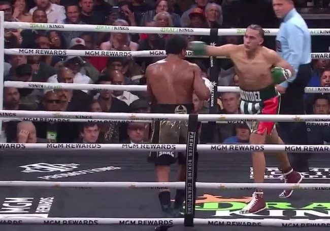 David Benavídez vs. Demetrius Andrade gkot 6 del 251123 en Las Vegas, con réferi Thomas Taylor