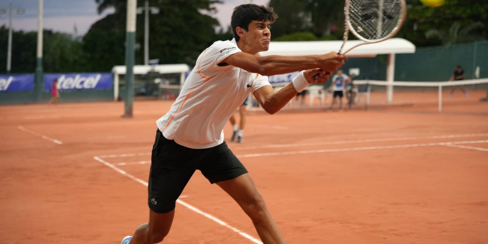 Rodrigo Pacheco dobles con Illyan Radulov para imponerse 7-5 y 6-2 a los españoles Izan Almazán y Roger Pascual Ferra, 7-5 y 6-2, debut Copa Mundial Yucatán, del 201123 en Club Campestre