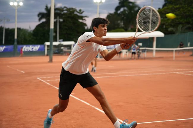 Rodrigo Pacheco dobles con Illyan Radulov para imponerse 7-5 y 6-2 a los españoles Izan Almazán y Roger Pascual Ferra, 7-5 y 6-2, debut Copa Mundial Yucatán, del 201123 en Club Campestre