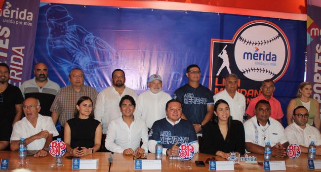 presentación Liga Meridana de Béisbol 2023-2024, con Jesús Aguilar Aguilar, Armando Canto, David Ceballos, Luis Cardeña Herrera, Karem Achach, Mario Zapata Sosa, del 281123 en Bostons Gran Plaza