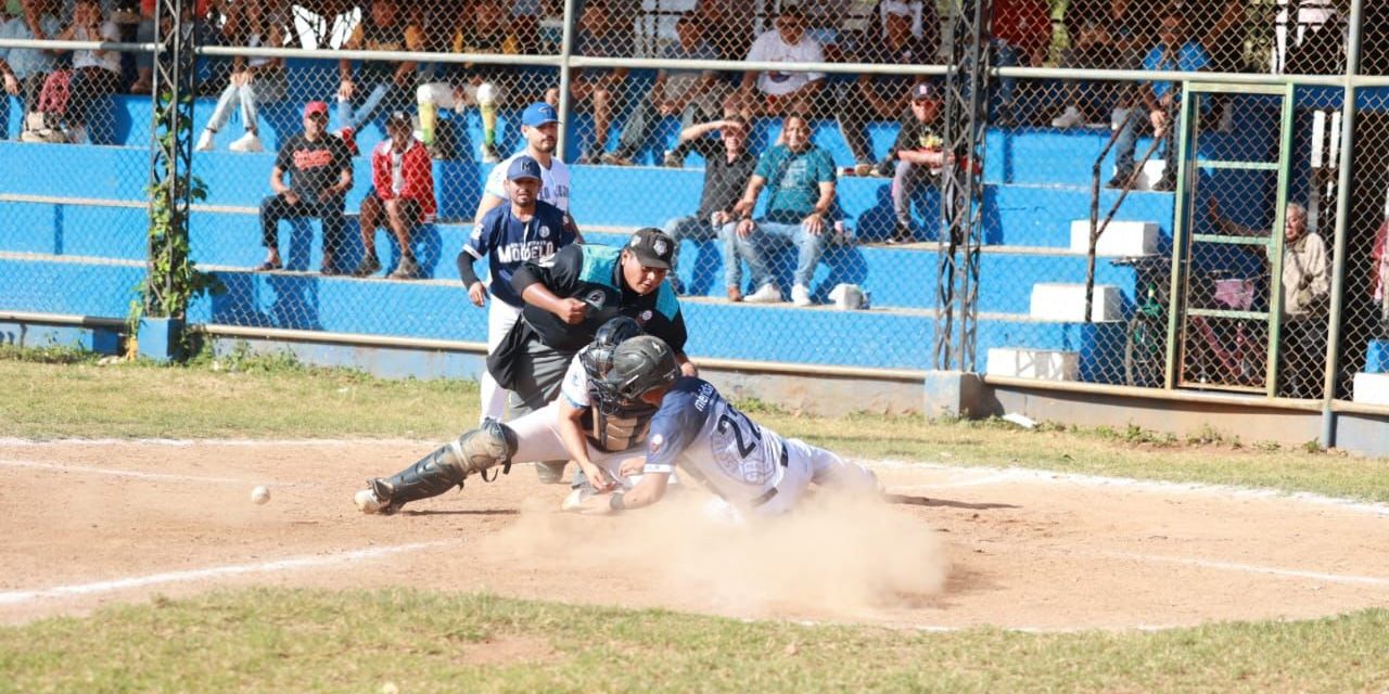 Azulejos de la Dolores Otero vs. Universidad Modelo, 3a semana, 2o de la serie, serie empatada, 14×7, 7 del 301223 en la Dolores Otero
