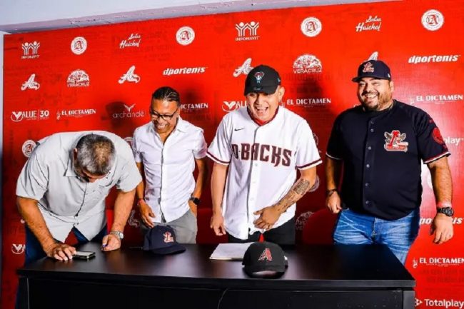 Gerardo Gutiérrez, firma con lo Diamondbacks de Arizona del 121223 en Boca del Río, Veracruz