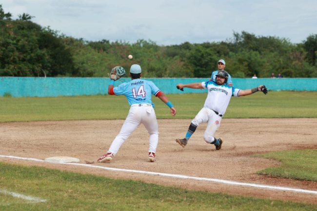 Horchateros de Yaxkukul vs. Senadores de la Morelos, 3er fin de semana, 1o de la serie, 6×4, del 291223 en Yaxkukul