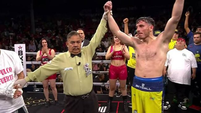 Omar Chávez vencedor de Daniel Carrera gkot 7 del 081223 en Culiacán, Palenque de la Feria