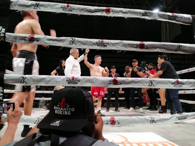 Pablo Rojo Peraza vencedor de Carlo Rosales gdu 10 del 301123 en Xmatkuil pista de calificación, debut a 10 rounds con réferi Mario Mena