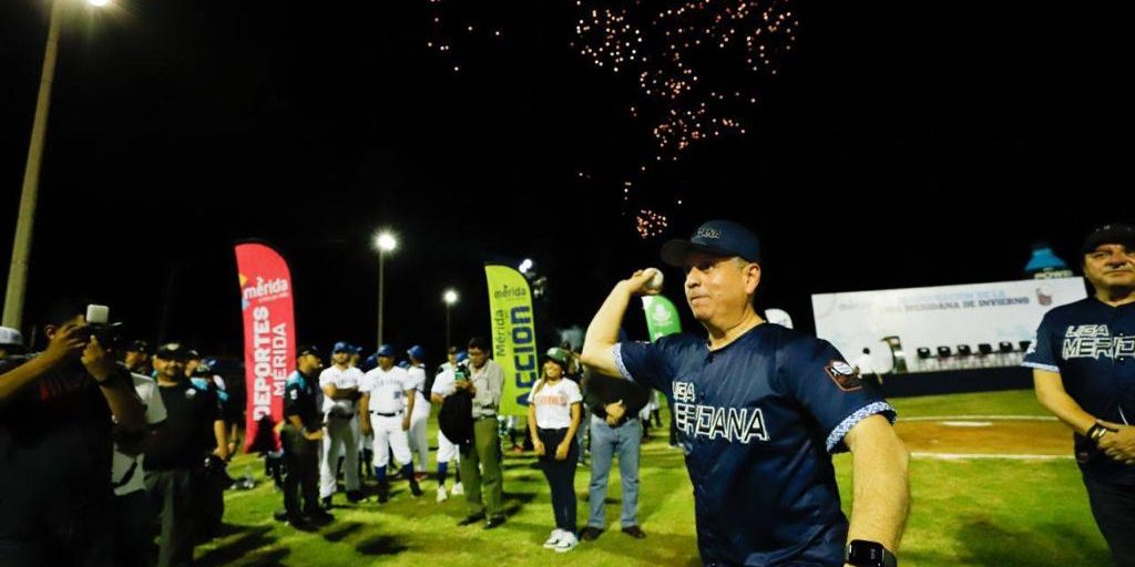 inauguración de la Liga Meridana de Béisbol campaña 2023-2024, con Alejandro Ruz Castro y Jesús Aguilar Aguilar, del 151223 en campo de la colonia Emiliano Zapata sur