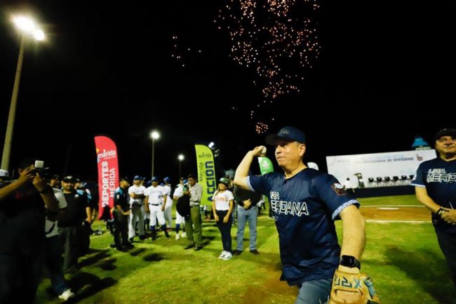 inauguración de la Liga Meridana de Béisbol campaña 2023-2024, con Alejandro Ruz Castro y Jesús Aguilar Aguilar, del 151223 en campo de la colonia Emiliano Zapata sur