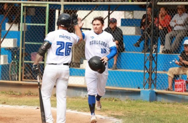 Aldo Núñez con uniforme de los Azulejos de la Dolores Otero