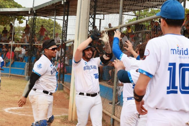 Azulejos de la Dolores Otero vs. Horchateros de Yaxkukul, 5a semana, 1o de la serie, 6×4, del 130124 en la Dolores Otero, Josué Romero de frentel festejando y recibien felicitación