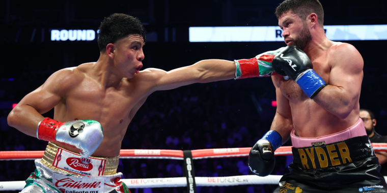 Jaime Munguía vs. John Ryder gkot 9, del 270124 en Phoenix