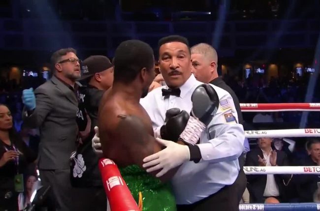 Vergil Ortiz vs. Frederick Lawson gkot 1, del 060123 en Las Vegas, con réferi Tony Weeks